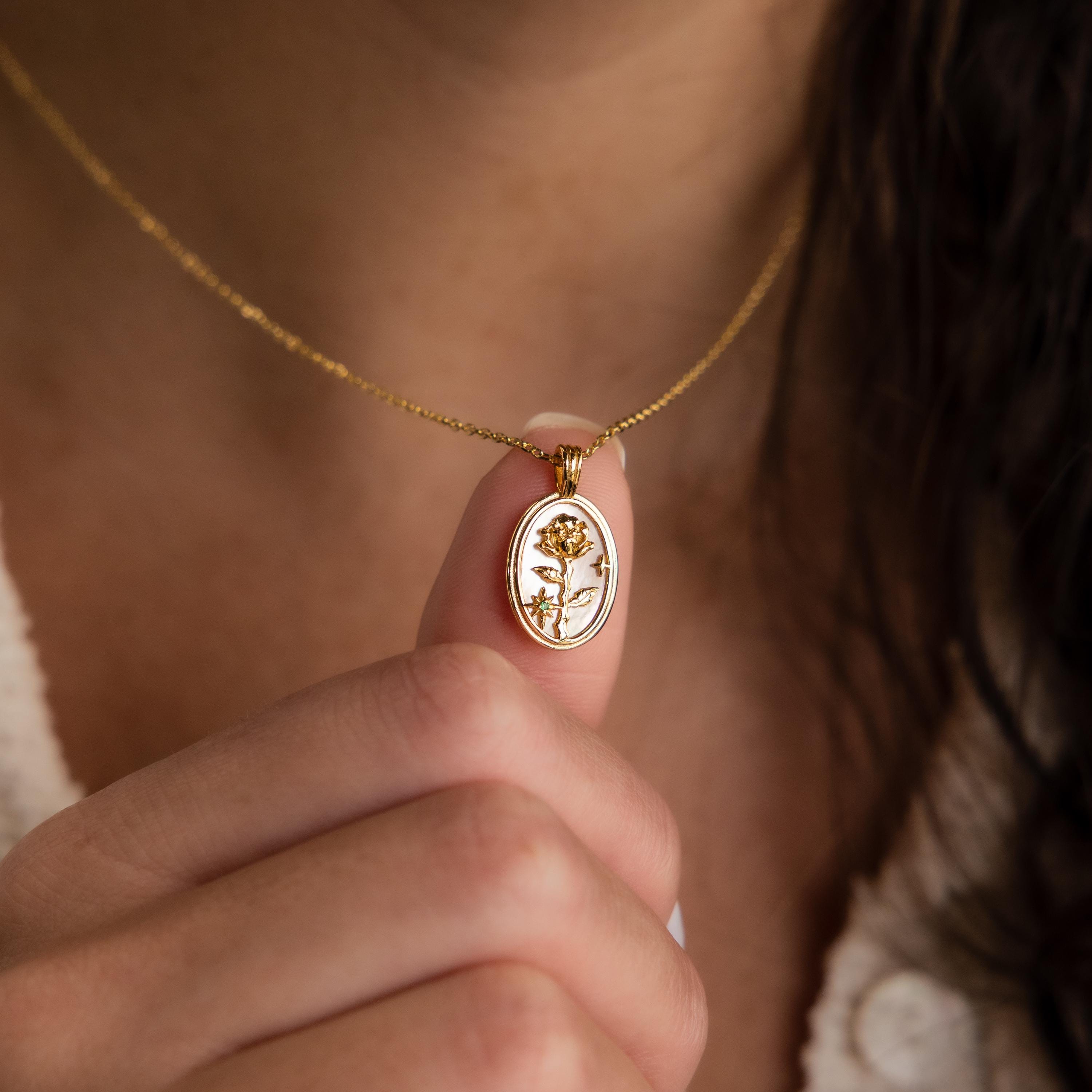 Women's Stainless Steel Flower - Birth Flower Necklace 评论和价格